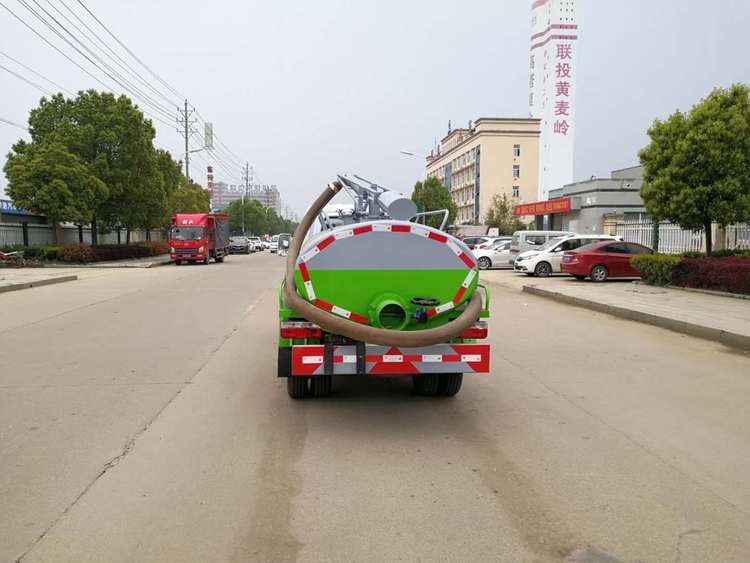 東風途逸2.5方地下室吸糞車