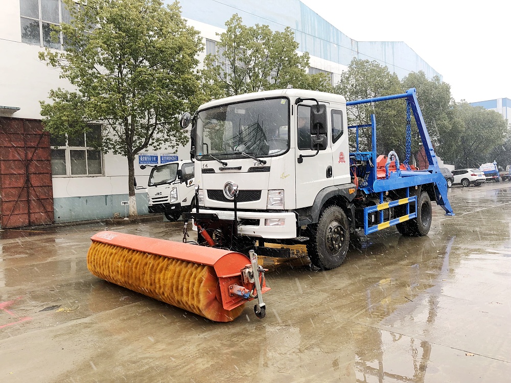 東風(fēng)T3擺臂垃圾車(chē)帶除雪滾刷